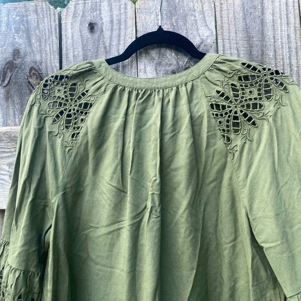 Crown & Ivy Olive Green Lace Detail Women's Top Sz S - Picture 7 of 9